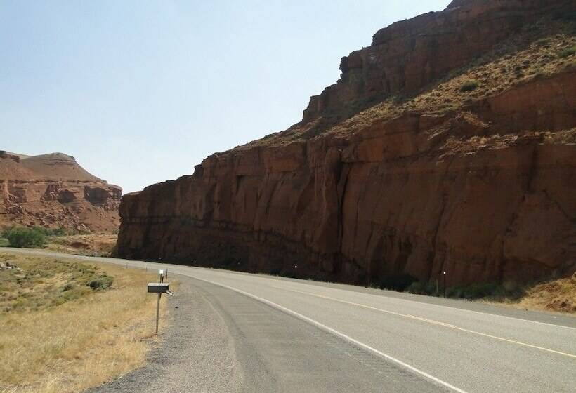 Отель Stagecoach Inn & Suites