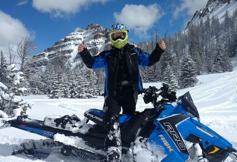 Отель Stagecoach Inn & Suites