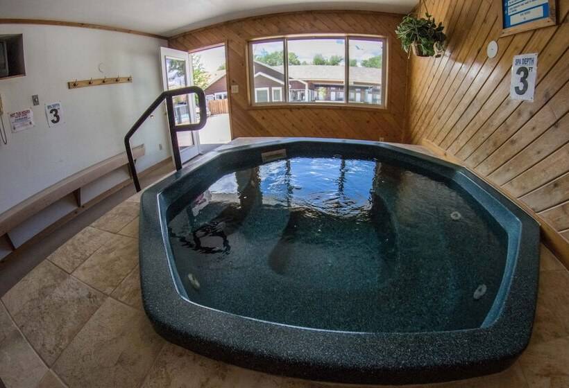 Отель Stagecoach Inn & Suites