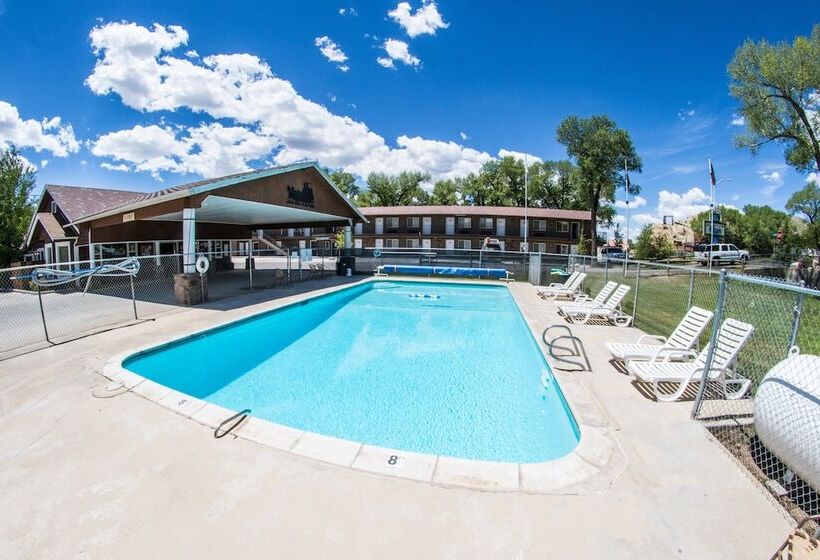 Отель Stagecoach Inn & Suites