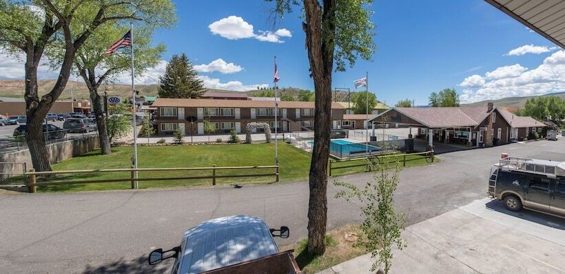 Отель Stagecoach Inn & Suites