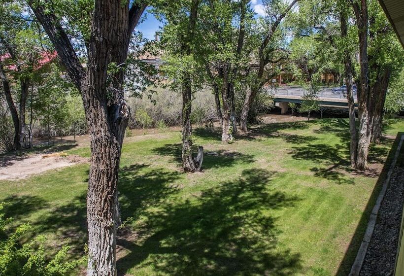 Отель Stagecoach Inn & Suites