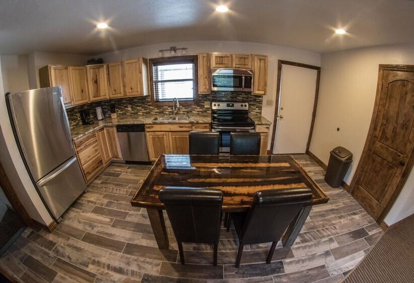 Отель Stagecoach Inn & Suites