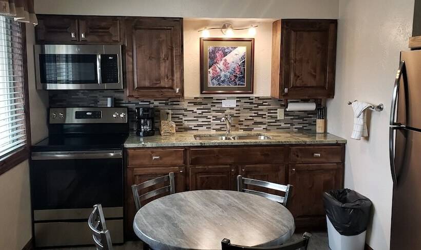 Отель Stagecoach Inn & Suites