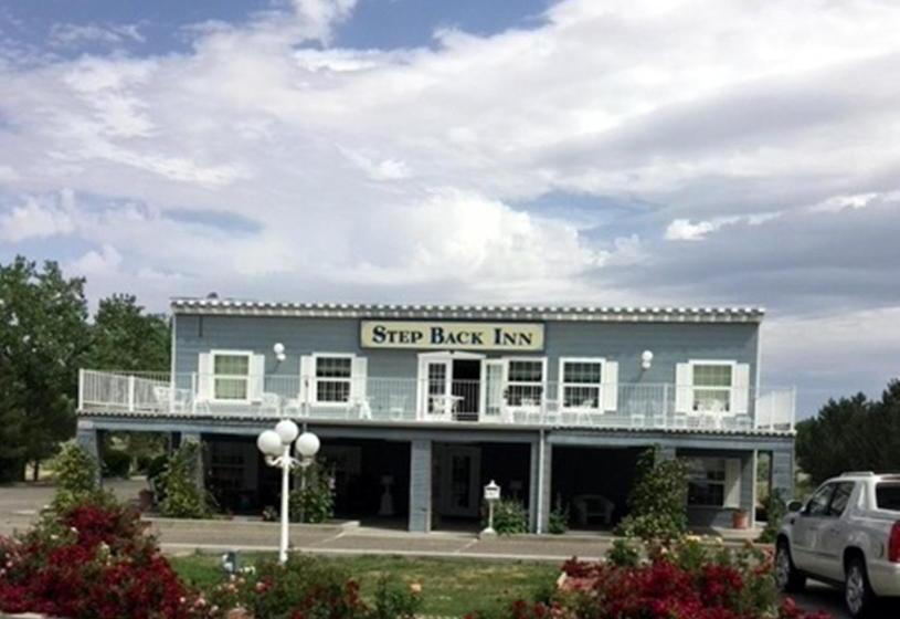 فندق Step Back Inn