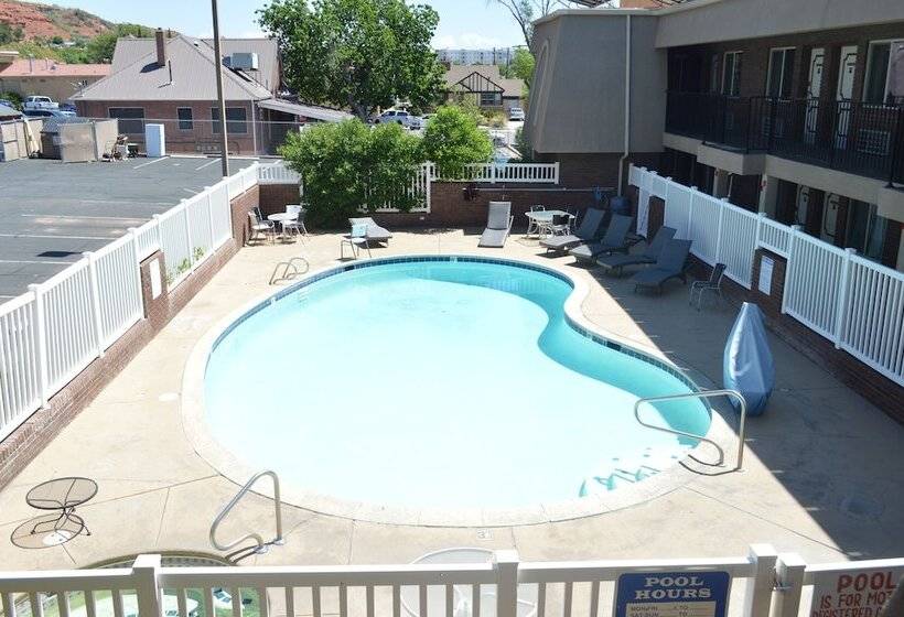 هتل Super 8 By Wyndham St. George Ut