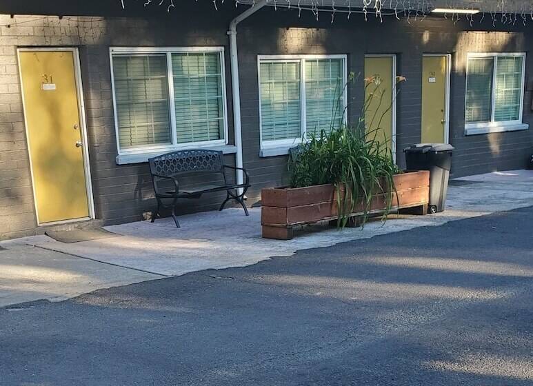 ホテル The Gold Lodge