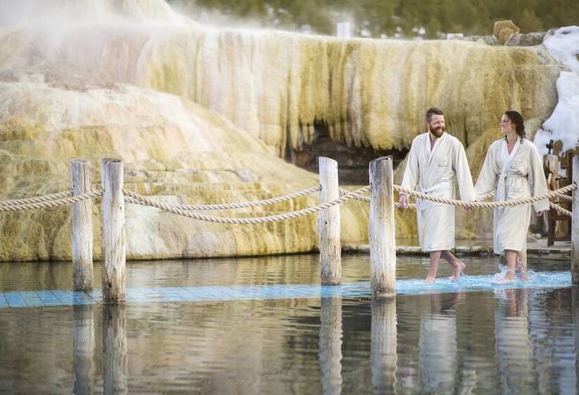 בית מלון כפרי The Springs Resort & Spa