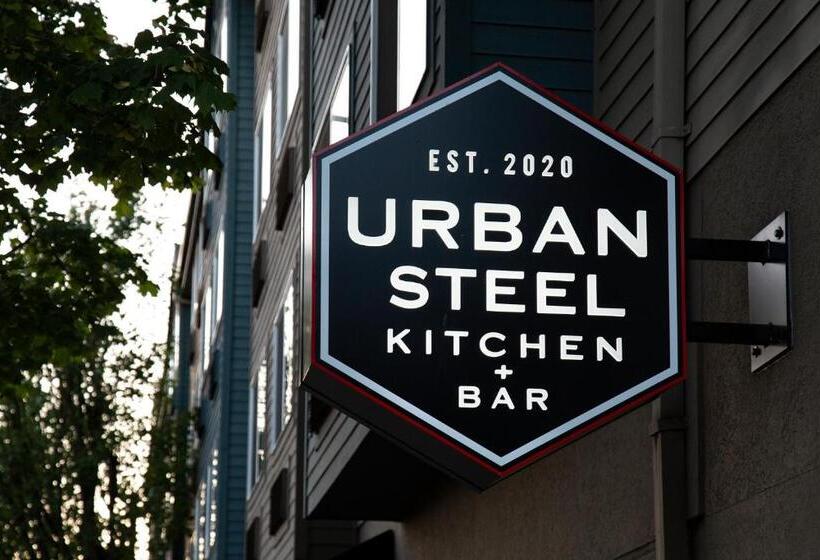 Silver Cloud Hotel   Portland