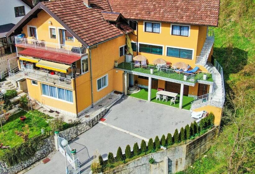 پانسیون Lola S House