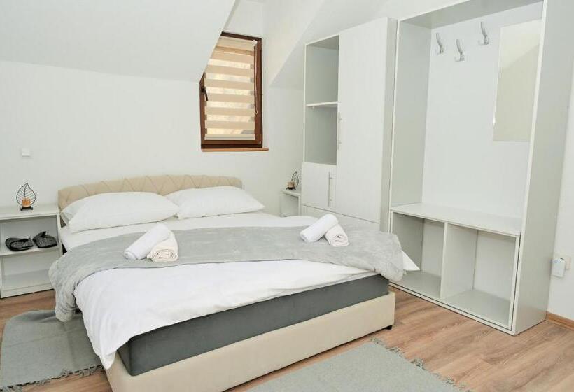 پانسیون Lola S House