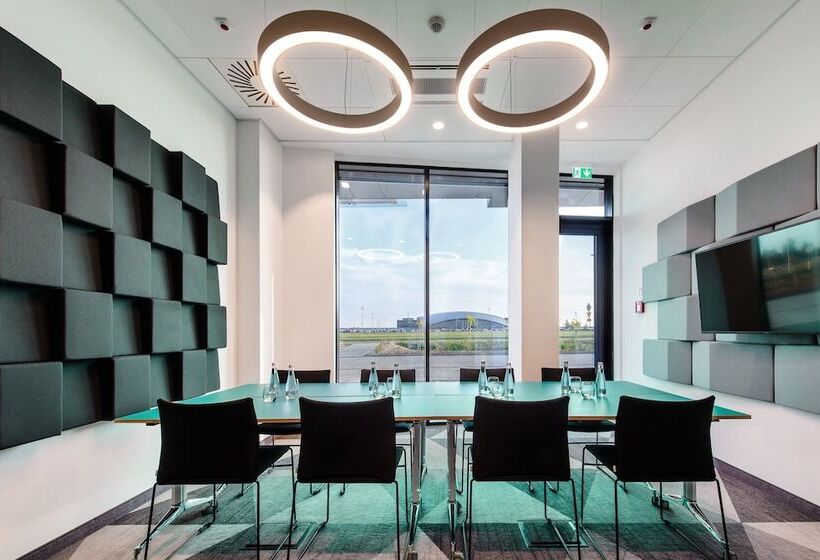 هتل Holiday Inn Express   Rzeszow Airport, An Ihg