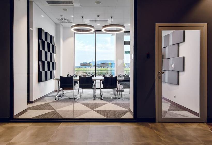 هتل Holiday Inn Express   Rzeszow Airport, An Ihg