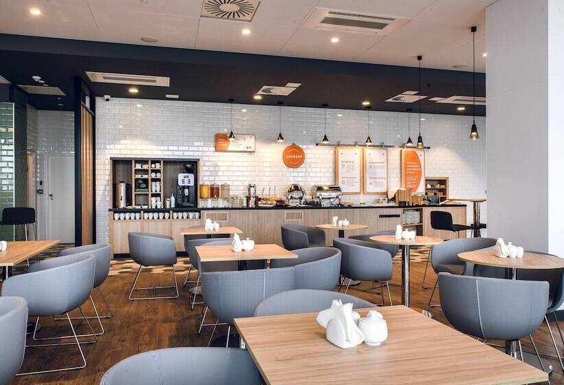 هتل Holiday Inn Express   Rzeszow Airport, An Ihg