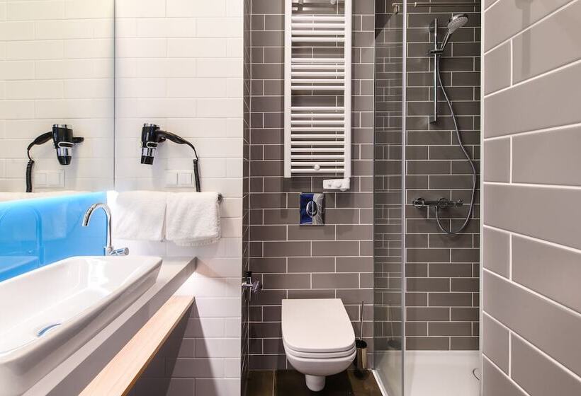 هتل Holiday Inn Express   Rzeszow Airport, An Ihg