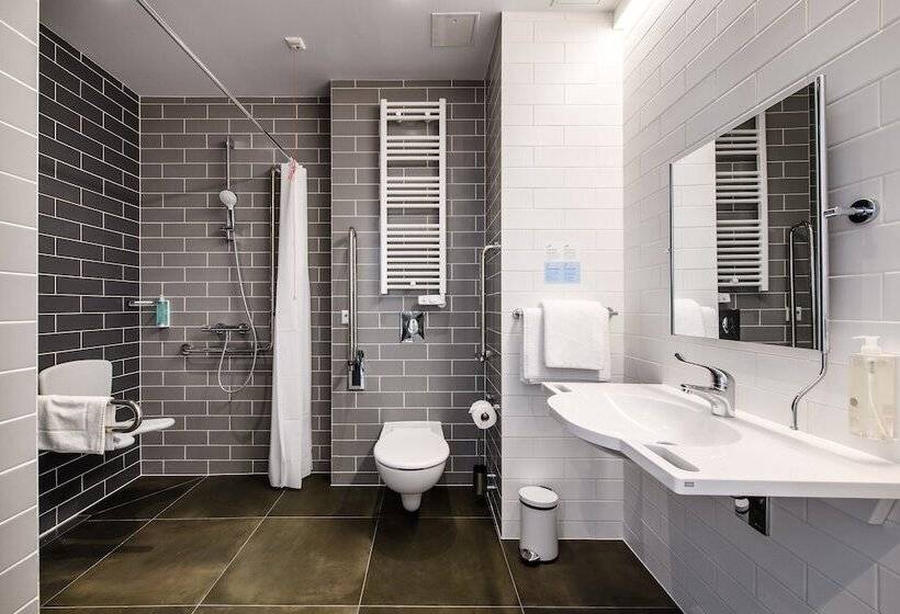 هتل Holiday Inn Express   Rzeszow Airport, An Ihg