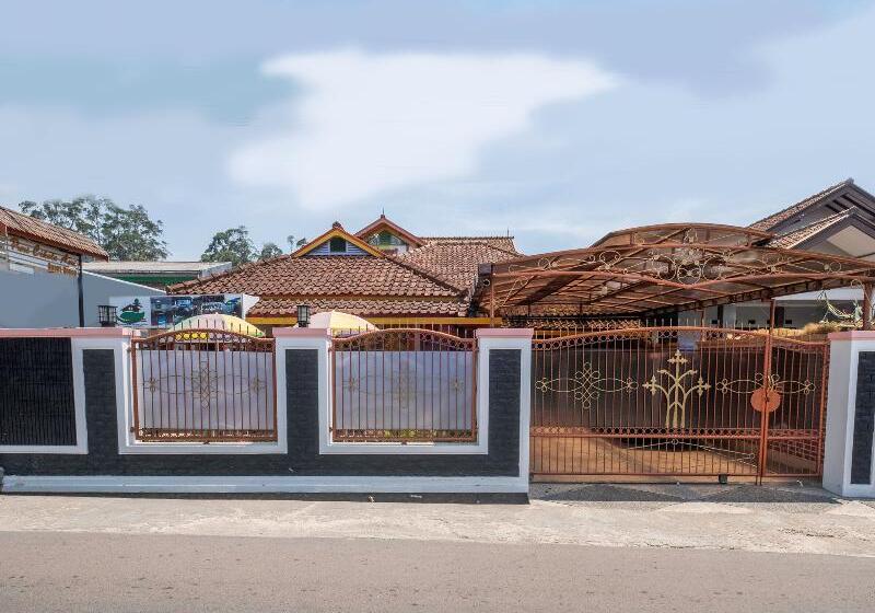 Общежитие Capital O 1541 Puri Cikole Asri