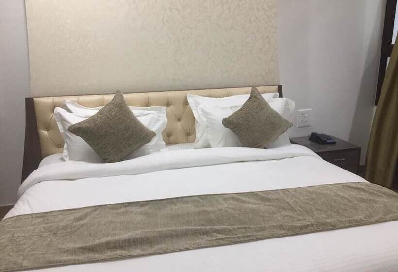 Отель Green Castle