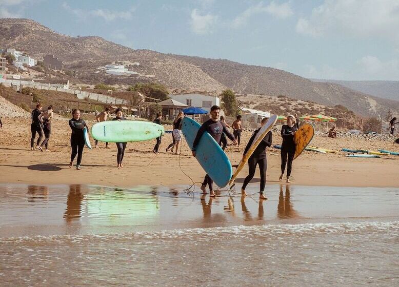 تختخواب و صبحانه Amayour Surf Hostel