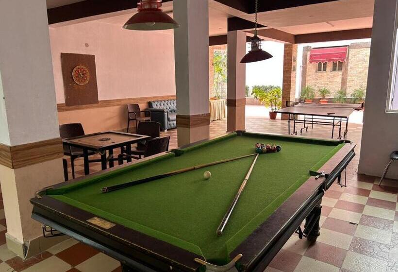 ホテル Royal Court By The Lake Hill