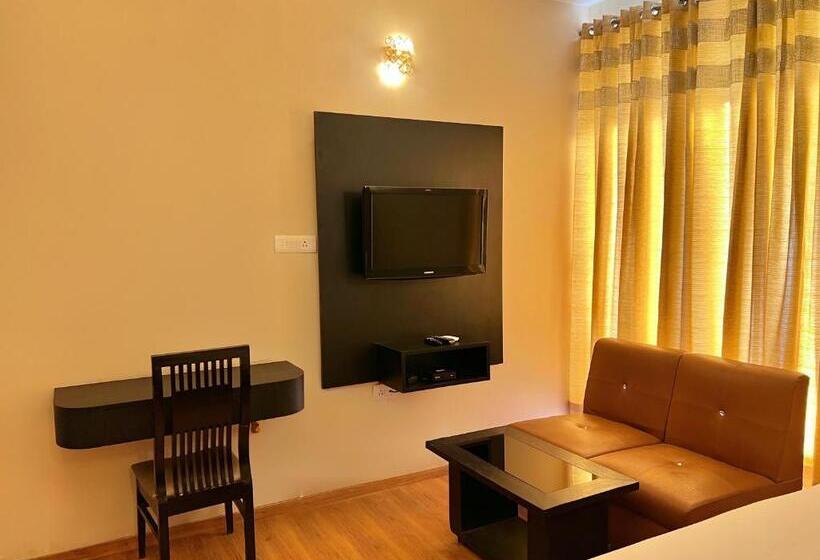 ホテル Royal Court By The Lake Hill