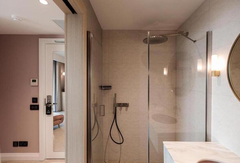 هتل 123 Mainstreet Boutique