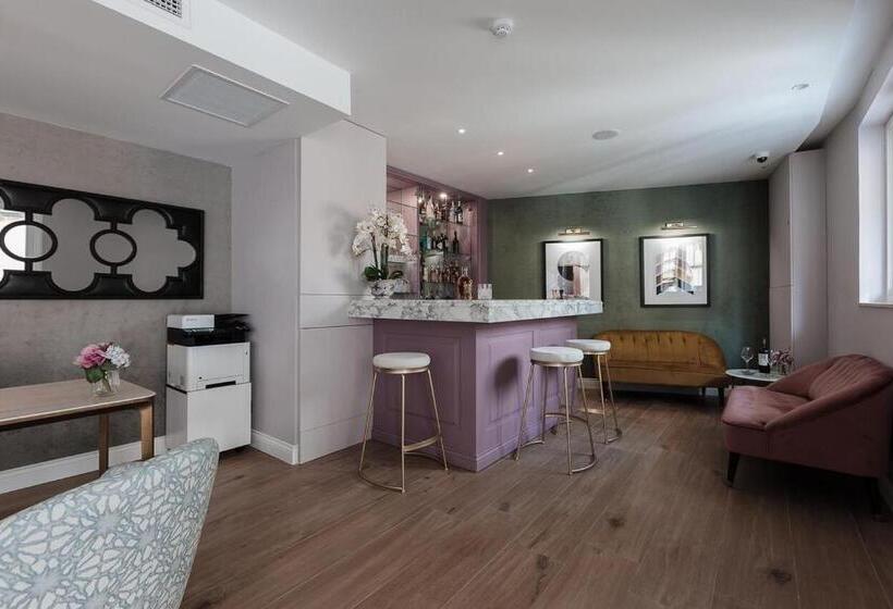 هتل 123 Mainstreet Boutique