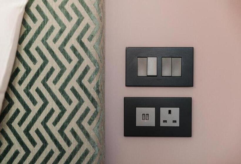 هتل 123 Mainstreet Boutique