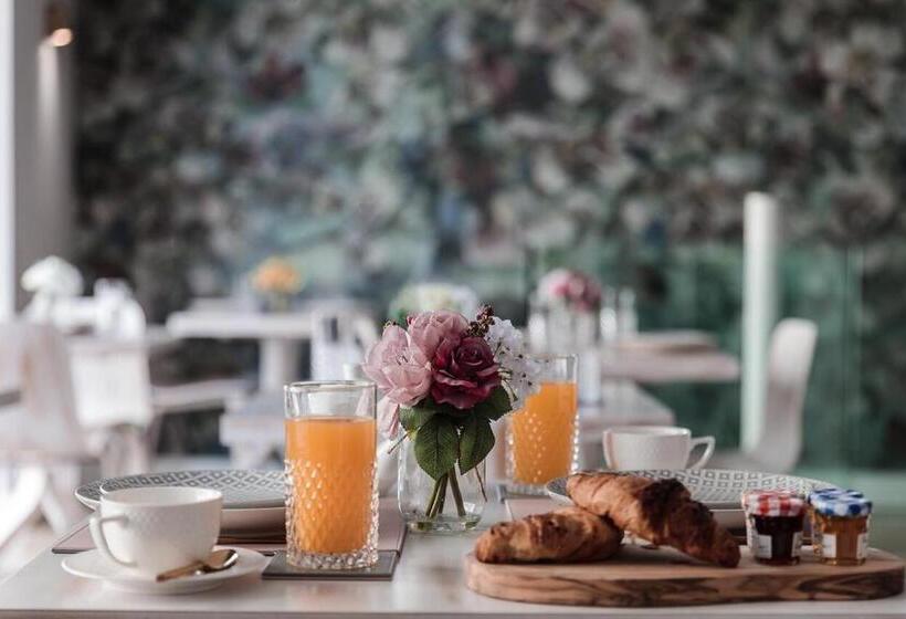 هتل 123 Mainstreet Boutique