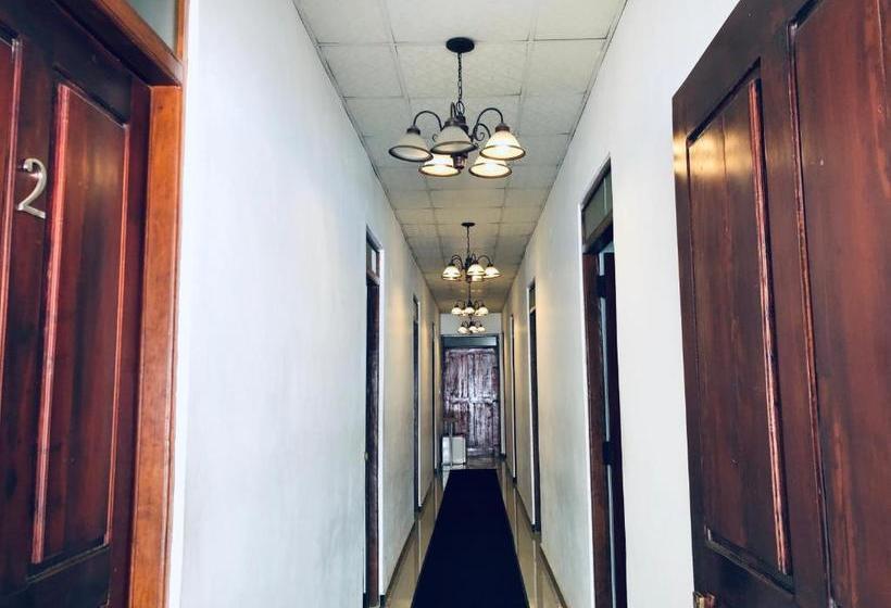 ホテル Luxury Inn Matale