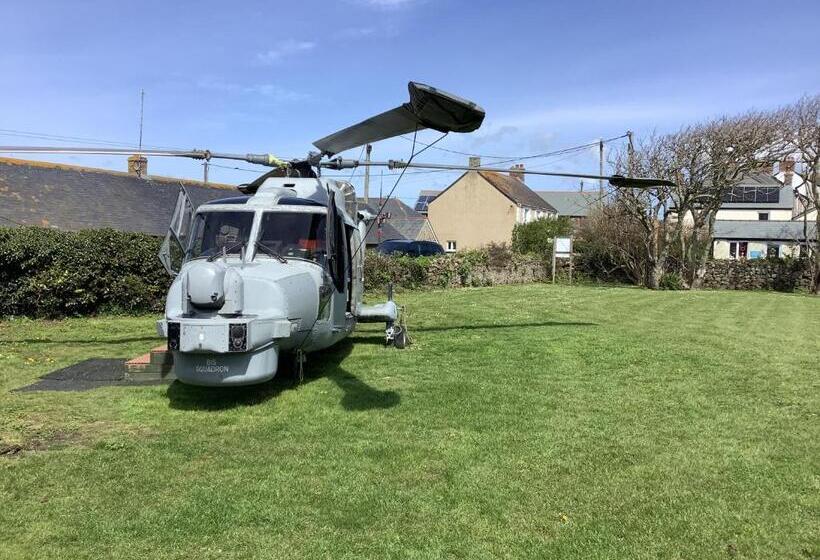 Haelarcher Farmhouse And Helicopter B&b