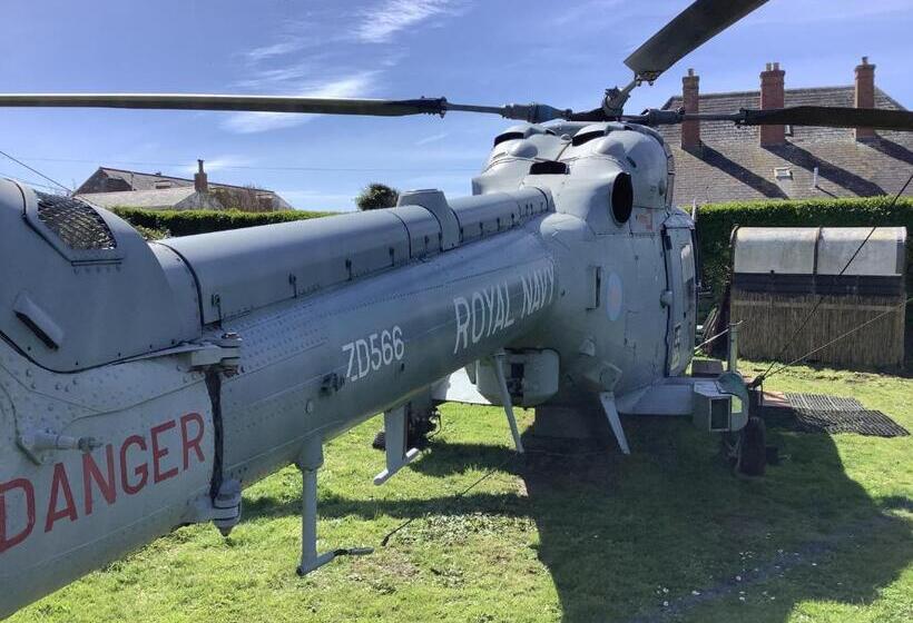 Haelarcher Farmhouse And Helicopter B&b