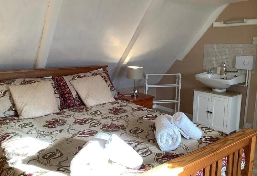 Haelarcher Farmhouse And Helicopter B&b