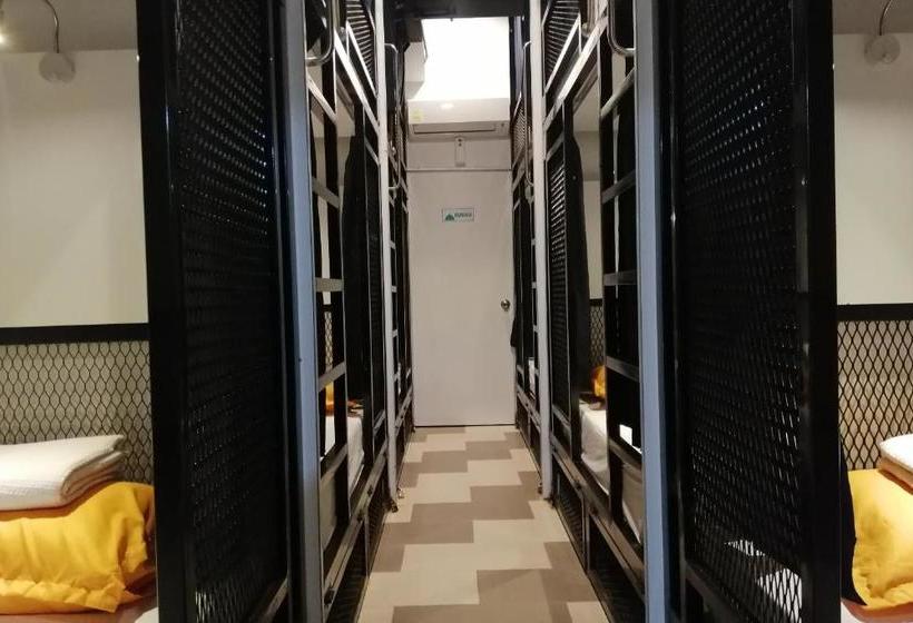 Отель Spot On 89871 Snooze Hostel