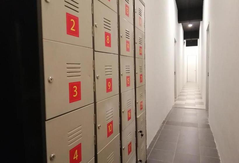 Отель Spot On 89871 Snooze Hostel