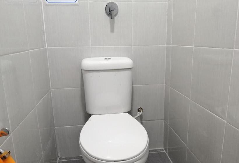 Отель Spot On 89871 Snooze Hostel