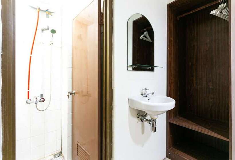 膳宿费 Reddoorz @ Urip Sumoharjo Solo