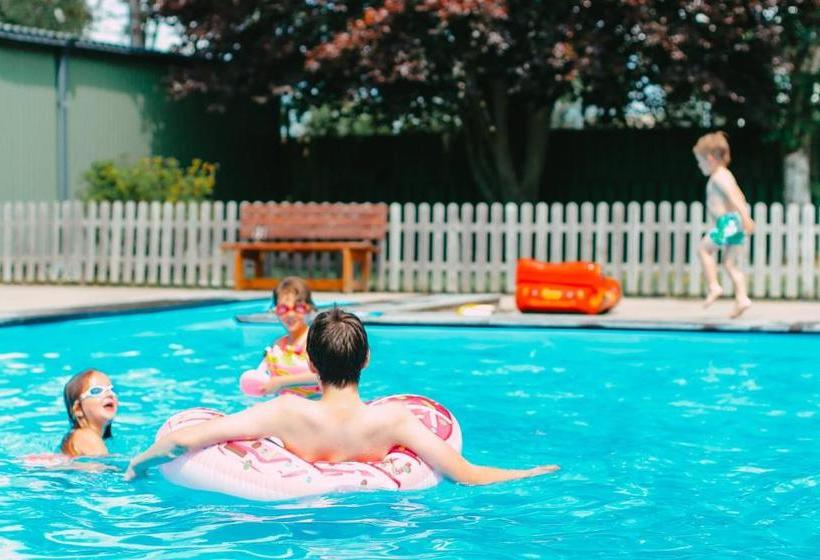 Skrea Vandrarhem  Hostel