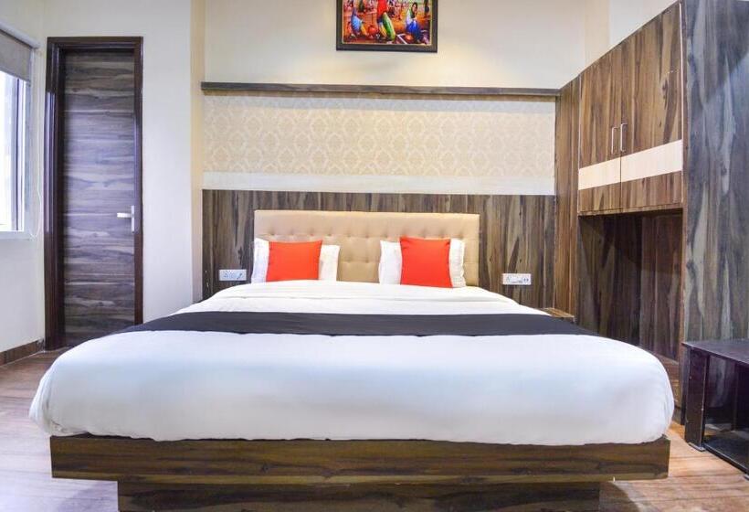 Capital O 69624 Hotel Moments Inn