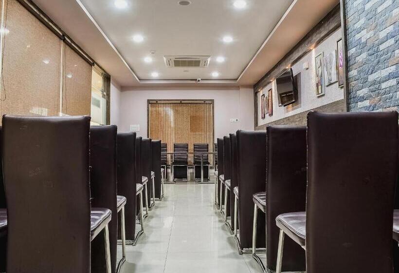 호텔 Capital O Jai Adisson