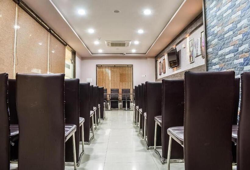 호텔 Capital O Jai Adisson