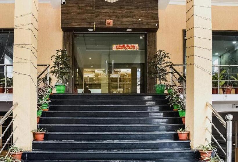 호텔 Capital O Jai Adisson