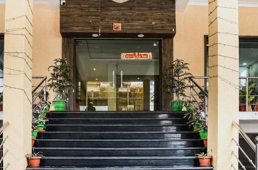 호텔 Capital O Jai Adisson