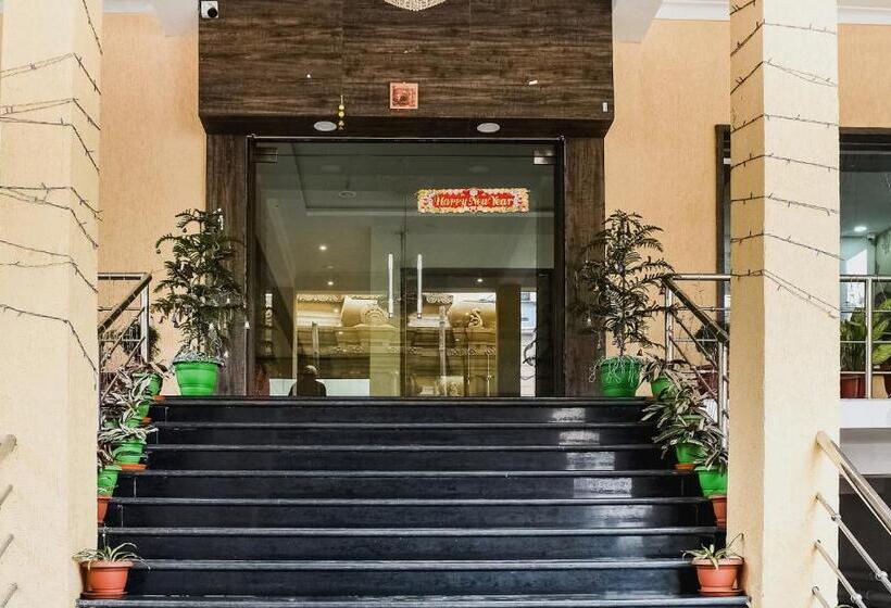 호텔 Capital O Jai Adisson