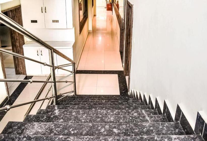 호텔 Capital O Jai Adisson