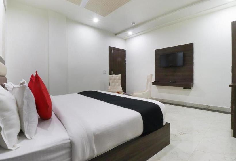 Отель Townhouse 69951 Skylight