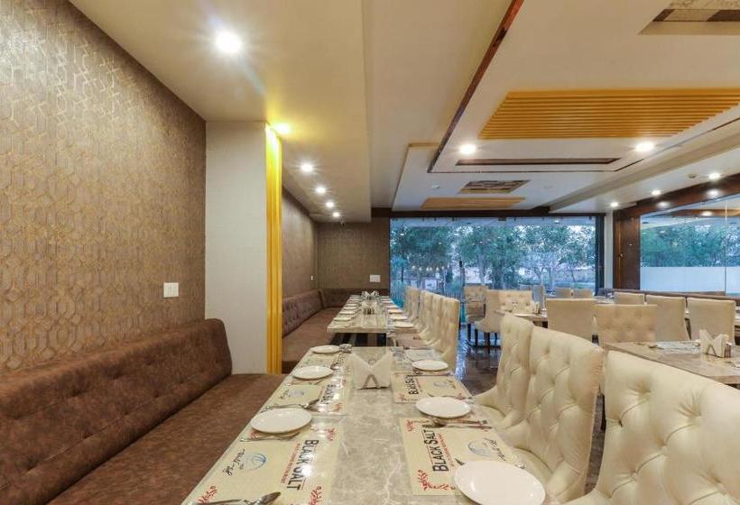 Отель Townhouse 69951 Skylight