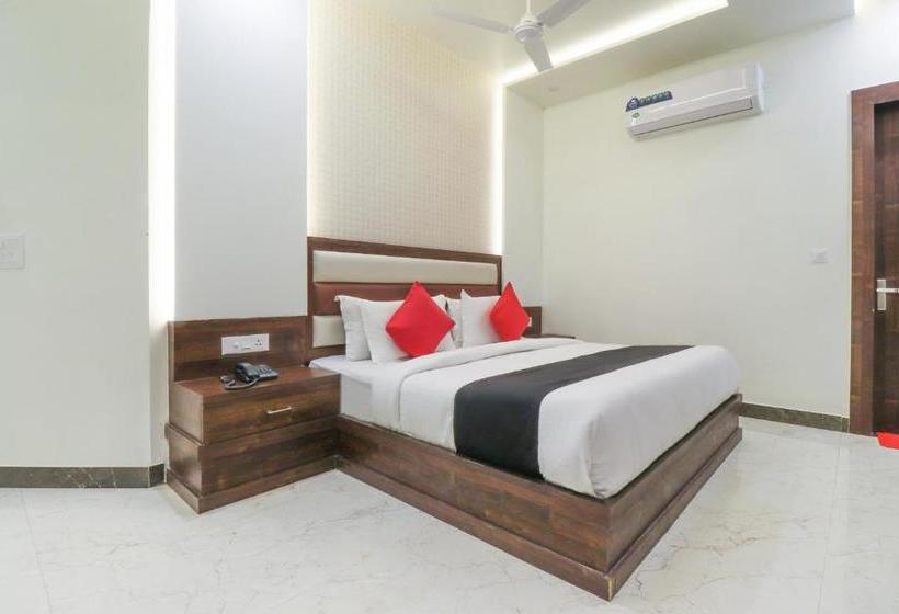 Отель Townhouse 69951 Skylight