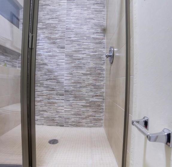 فندق Capital O Descanso Inn