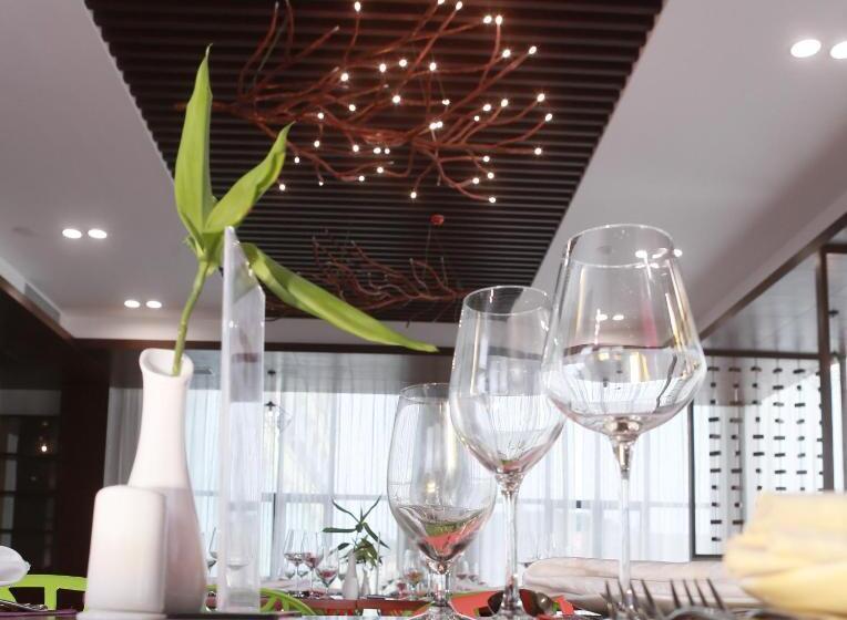 Sealong Bay Zhongqi Conifer Hotel 海龙湾中启康年酒店